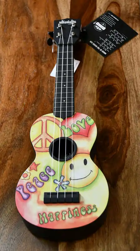Heißes Angebot KALA Ukadelic KA-SU-PEACE - Peace Love Soprano Ukulele + Tasche