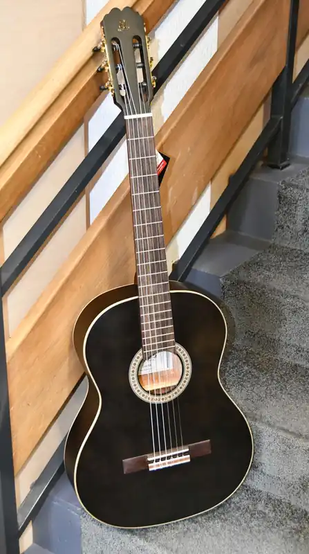ADMIRA LUNA 4/4 Konzertgitarre, schwarz-matt, Oregon-Pine/Sapelli Top-Angebot